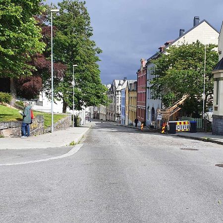 Near Brosundet, Newly Refurnished, Free Street Parking Apartment Alesund Exterior photo