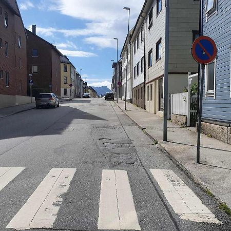 Near Brosundet, Newly Refurnished, Free Street Parking Apartment Alesund Exterior photo
