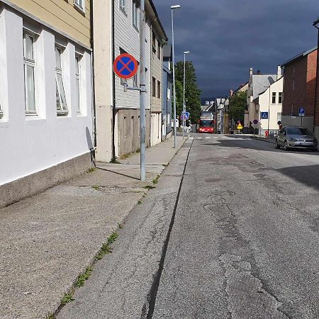 Near Brosundet, Newly Refurnished, Free Street Parking Apartment Alesund Exterior photo