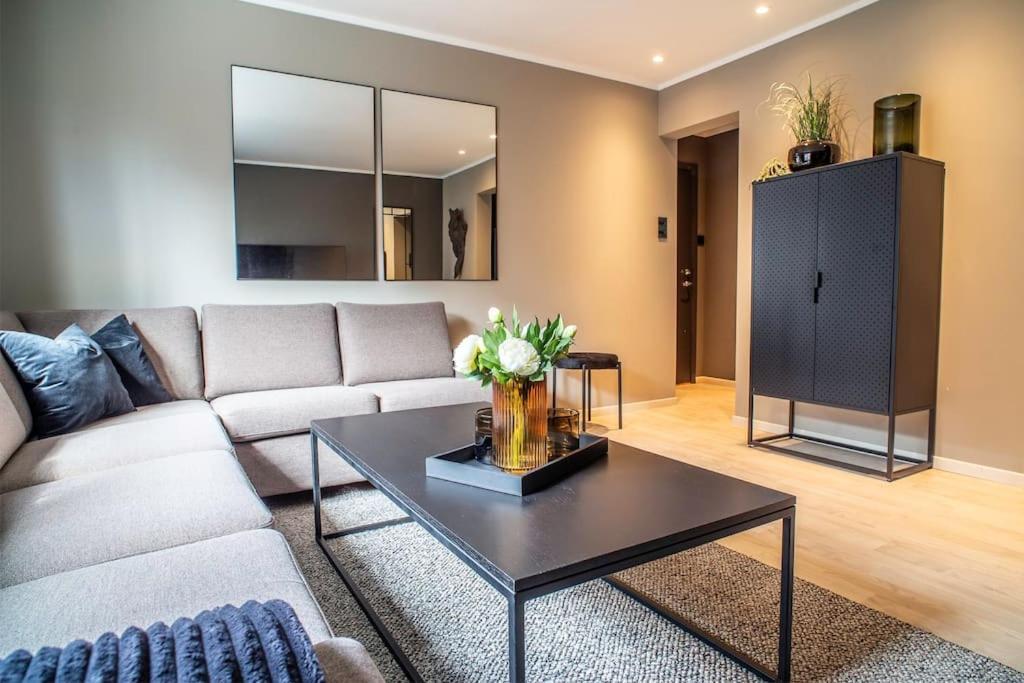 Near Brosundet, Newly Refurnished, Free Street Parking Apartment Alesund Exterior photo