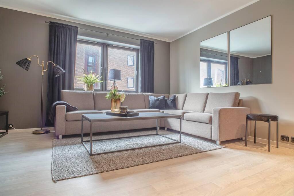 Near Brosundet, Newly Refurnished, Free Street Parking Apartment Alesund Exterior photo