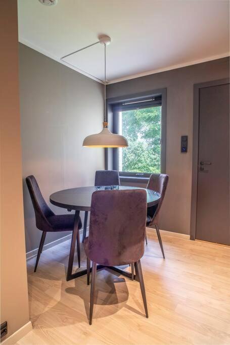 Near Brosundet, Newly Refurnished, Free Street Parking Apartment Alesund Exterior photo