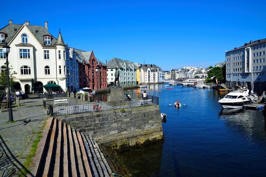 Near Brosundet, Newly Refurnished, Free Street Parking Apartment Alesund Exterior photo