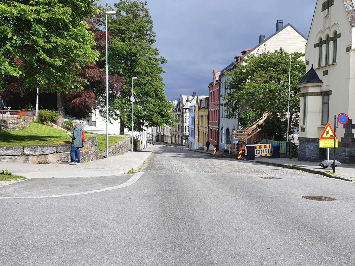 Near Brosundet, Newly Refurnished, Free Street Parking Apartment Alesund Exterior photo