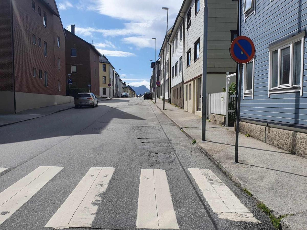 Near Brosundet, Newly Refurnished, Free Street Parking Apartment Alesund Exterior photo